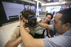 fittesting Israëli's in de rij voor gasmaskers